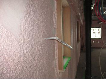 外壁の室内側の断熱材の厚さを計測チェック